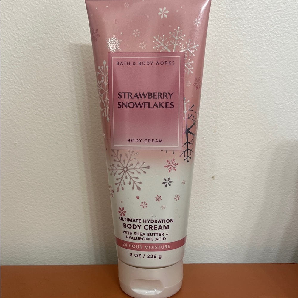 Bath & Body Works Strawberry Snowflakes Body Cream - Pink & White